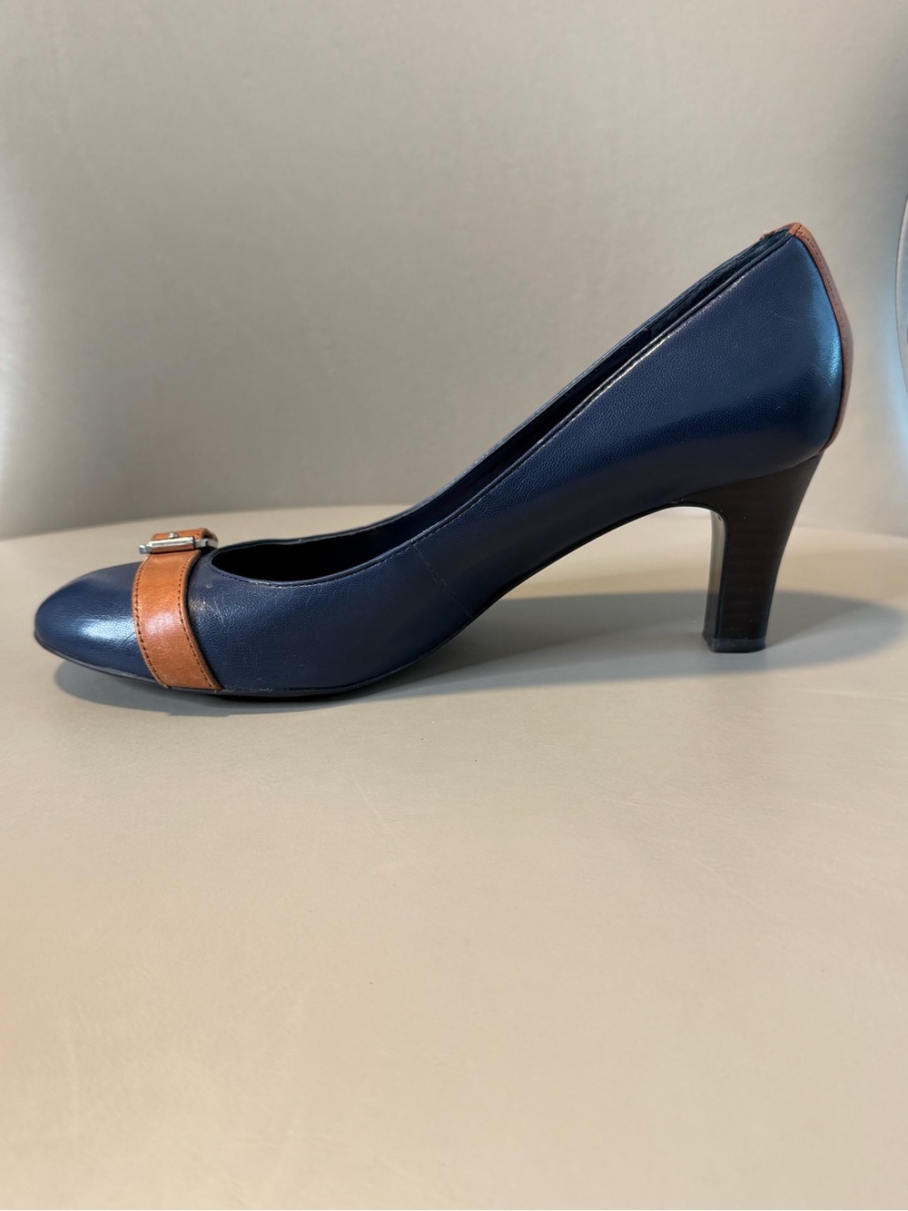 Lauren Ralph Lauren Saffron Navy Leather Round Toe Classic Pump. Size 9. - Picture 7 of 13